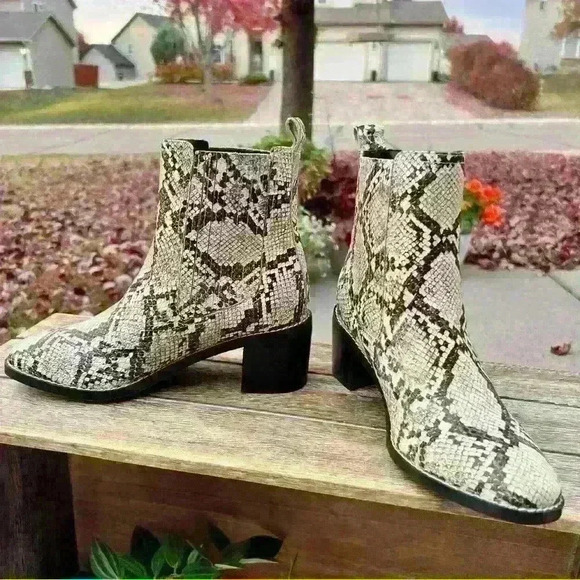 New NORDSTROM LEATHER Snakeskin Style Booties - So Cute! Size 6 MSRP: $89.00 - Picture 9 of 15